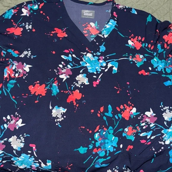 Colorful Patterned Scrub Tops - Bundle Size Large - Picture 11 of 12